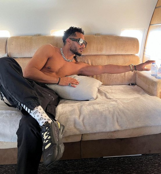  محمد رمضان في سريره في طائرته الفخمة