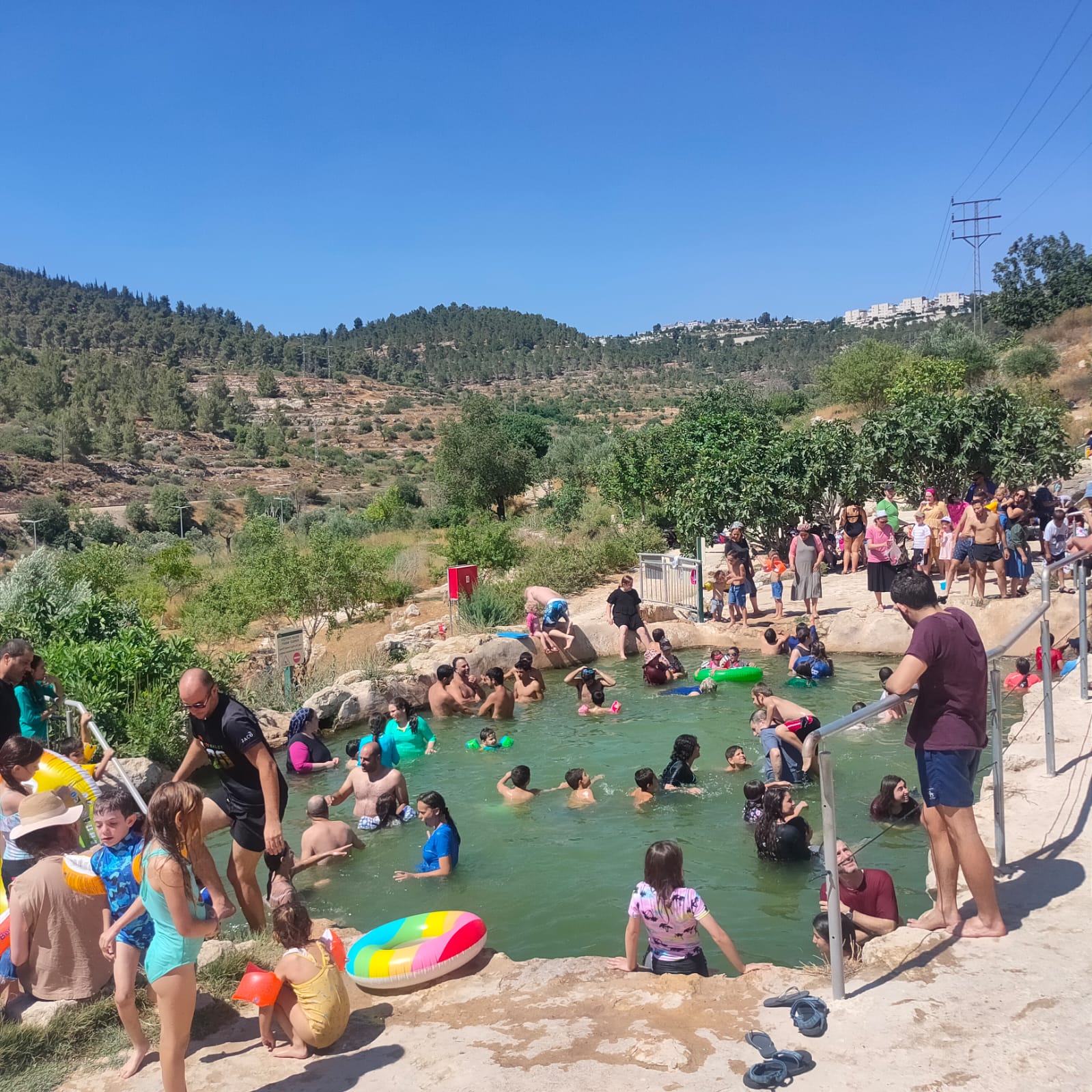 أكثر من 100 ألف مواطن يخرجون لاحضان الطبيعة في البلاد