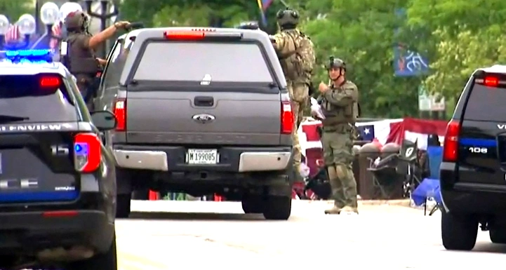 مقتل 5 أشخاص في إطلاق نار استهدف مسيرة للاحتفال بعيد الاستقلال في ولاية إلينوي الأمريكية