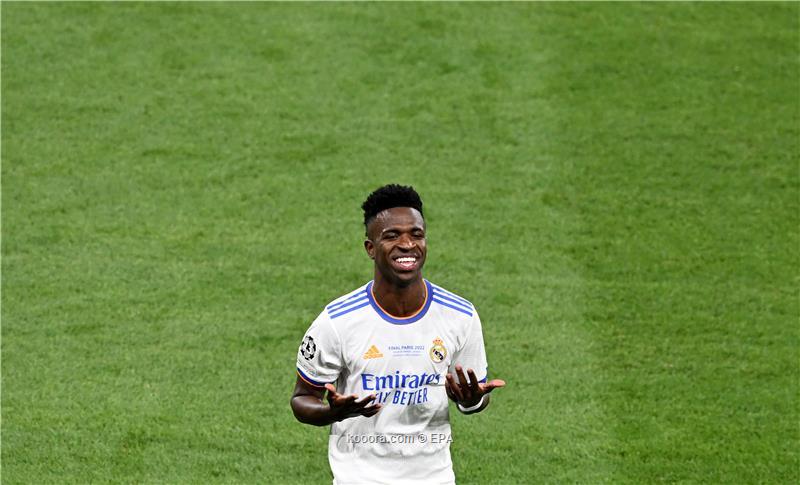 فينيسيوس يجدد عقده مع ريال مدريد