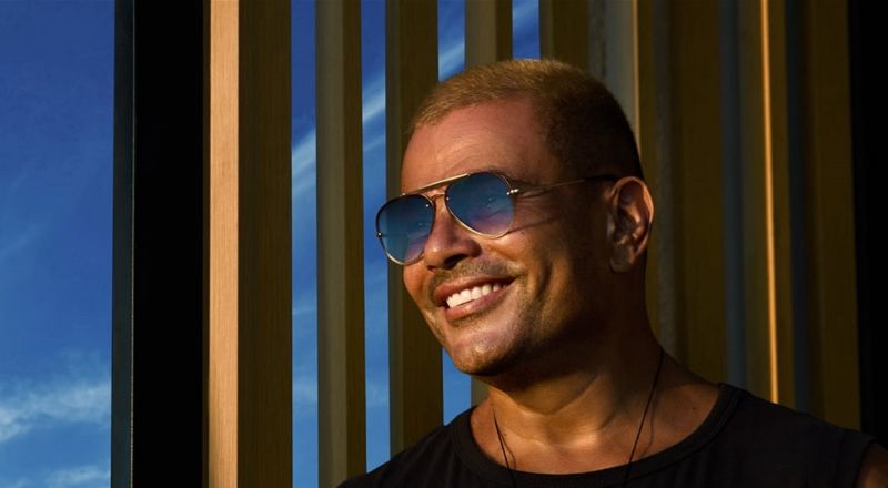 عمرو دياب يحتفل بالمليارات