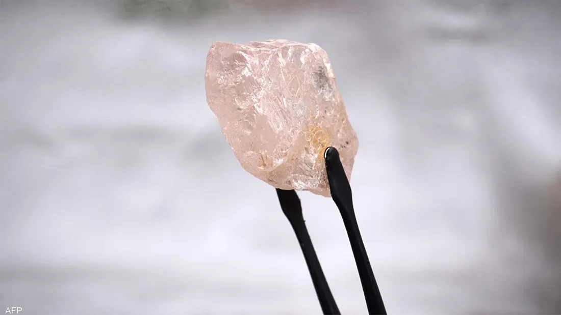 الأكبر منذ 300 عام.. استخراج ماسة وردية  نادرة  في أنغولا