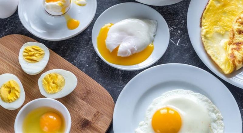 تتناولون البيض يومياً.. هذا ما قد يحصل لجسمكم!