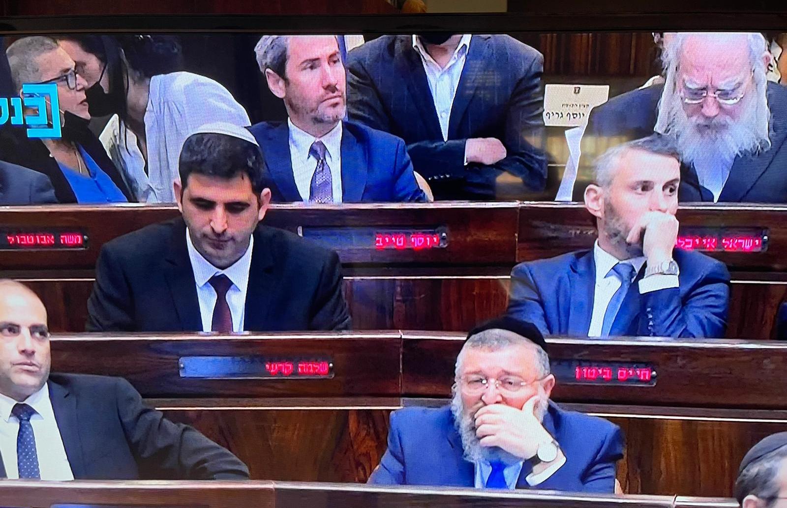 يش عتيد والمعسكر الوطني  توقعان اتفاقية فائض اصوات