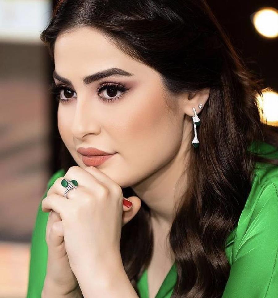 مكياج مناسب لإطلالات اللون الأخضر من المشاهير