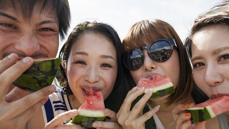 تناول الفاكهة والخضار وممارسة الرياضة قد يجعلك أكثر سعادة