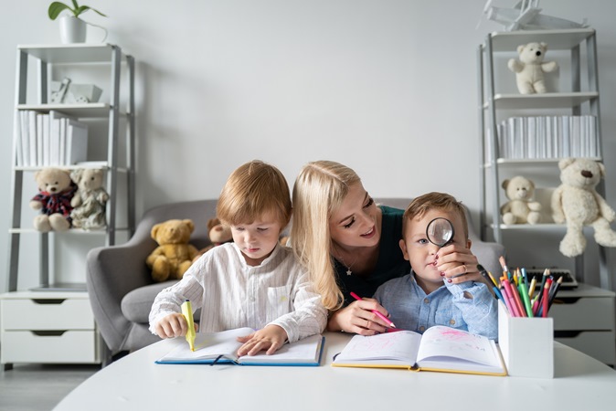 إليكِ كيفية بناء عادات إيجابية وممتعة تشجع أطفالك على الدراسة