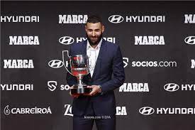 بنزيما يتحلى بالتواضع بعد احتكار الجوائز