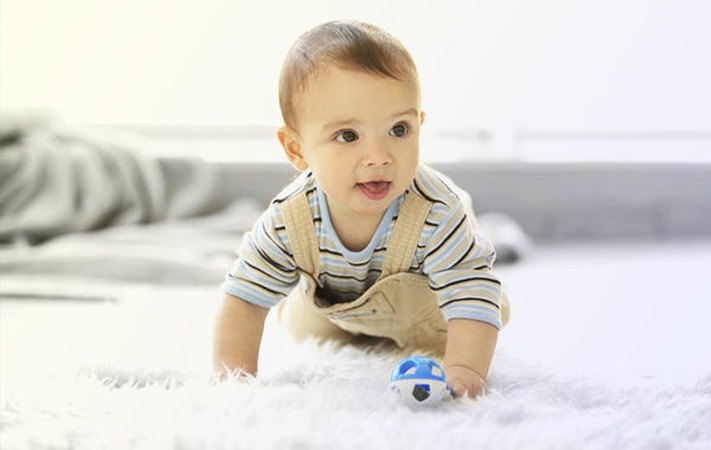 الحبو على أرضية غير معقمة يعزز مناعة طفلك