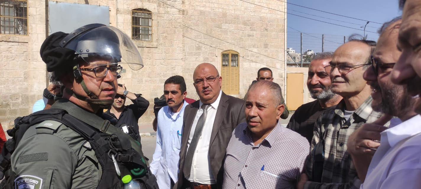 النائب عوفر كسيف يزور الخليل في أعقاب اقتحام المستوطنين لمسجد في المدينة وحرق نسخ من القرآن