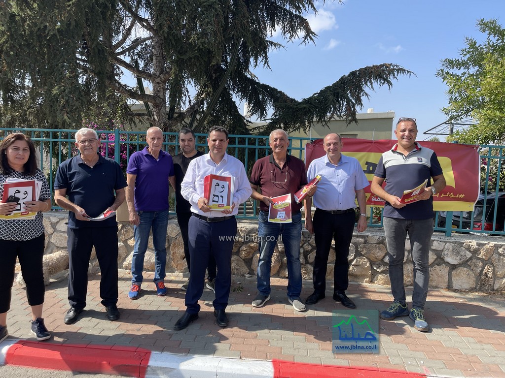 صور وفيديو من معليا- النائب ايمن عودة يوزع بيان انتخابي ويتوجه لأهالي معليا والمنطقة