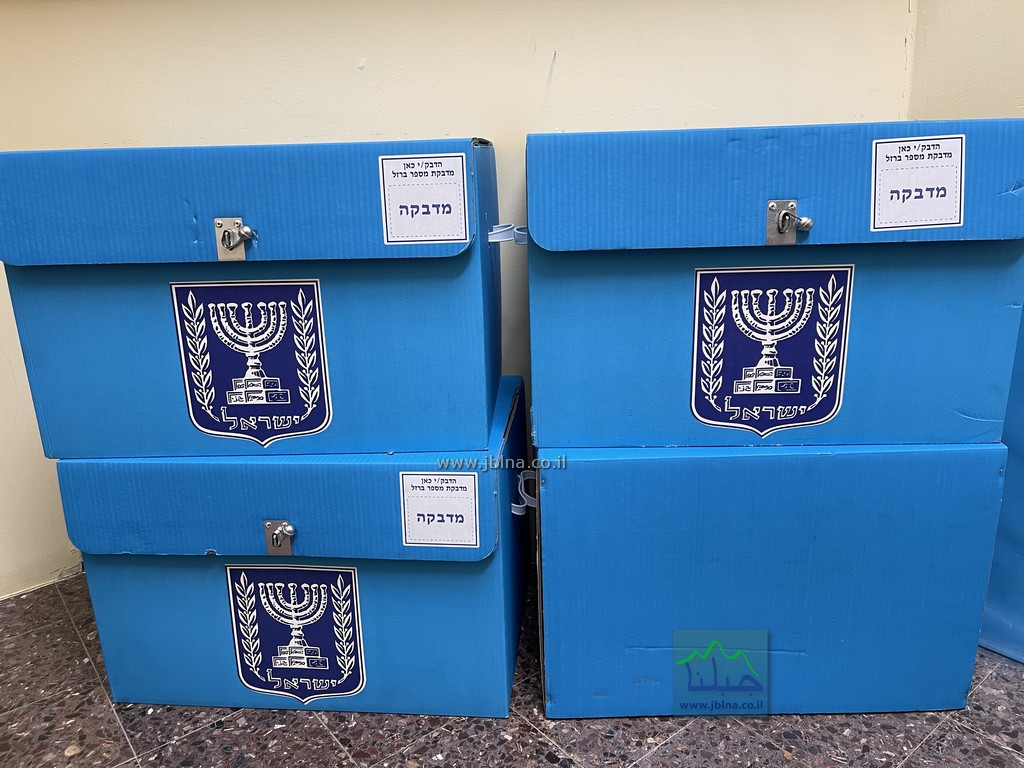 انتخابات الكنيست الـ25- البدء بفتح المغلّفات المزدوجة: الجبهة والتغيير قد تخسر المقعد الخامس لصالح ليبرمان