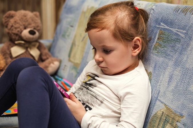 الشاشات تؤثر على مهارة الكلام للطفل الدارج