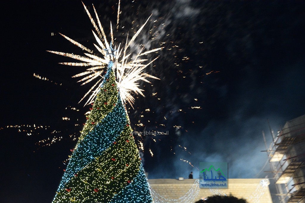 فسوطة تفتتح احتفالات الشهر المجيد باضاءة شجرة الميلاد بأجواء مُعَبِرة