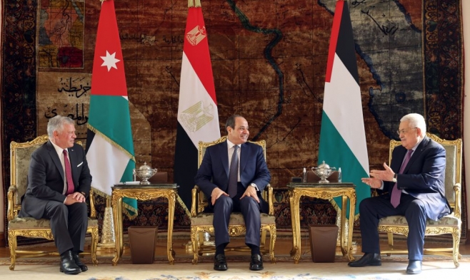القمّة المصريّة الأردنيّة الفلسطينيّة تدعو إسرائيل لوقف إجراءاتها الأحاديّة