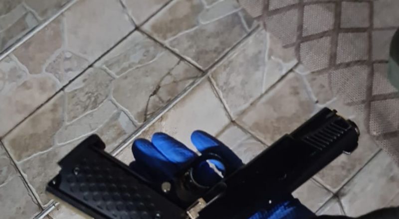 اخبأ مسدّس في المرحاض وتمّ تقديم لائحة اتّهام ضد شاب (17) عامًا