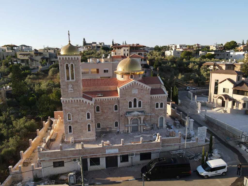 بالصور- كنيسة القديسين قسطنطين وهيلانة في كفرسميع- ونصب نسر برأسين على بوابة المدخل 