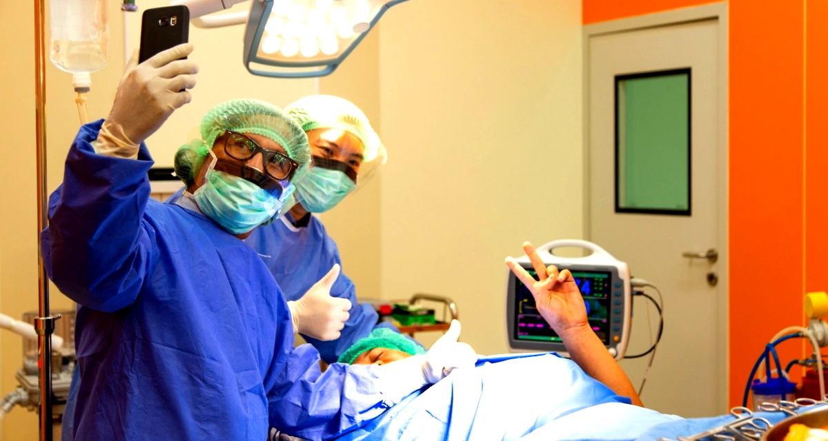 التقاط صور سيلفي داخل غرف العمليات قد يعرّض الطواقم الطبية لمساءلات قانونية- المدير العام للصحة: يجب الحفاظ على كرامة المريض