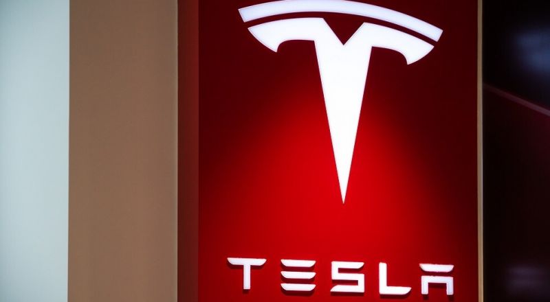 تسلا تستدعي أكثر من 362 ألفاً من سياراتها بسبب عيب في أنظمة القيادة!