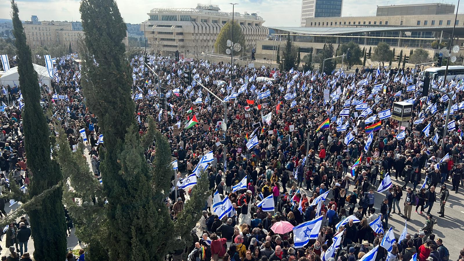 يوم تشويشات واسعة لمقاومة الدكتاتورية -مظاهرات حاشدة واغلاق شارع المطار - بن غفير بالمكان : لن تهدموا الدولة