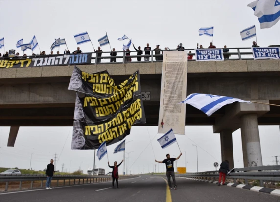 إحراق إطارات وإغلاق شوارع مركزية .. الاحتجاجات تتصاعد في البلاد