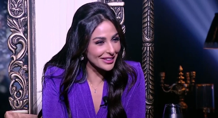 ميس حمدان تروي تفاصيل تحرش ابن الجيران والمُعلم بها في مدخل العمارة