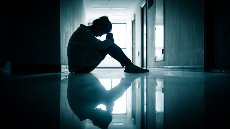 ماذا تفعل بجسمك 8 ساعات من الشعور بالوحدة؟!