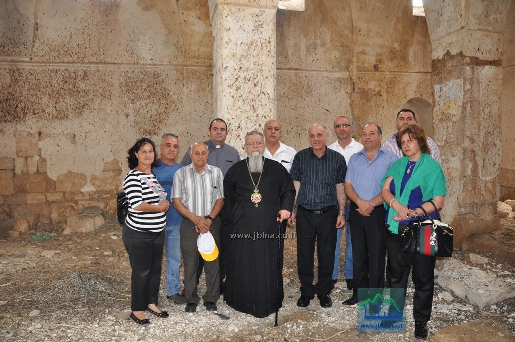 صور وفيديو- ايام زمان- من سنة 2013  المطران السابق الياس شقور يزور كنيسة الكاثوليك في قرية البصة المهجرة في ذكرى النكبة