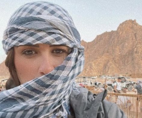 ياسمين عبد العزيز تخطف أنظار متابعيها بإطلالة من الصحراء