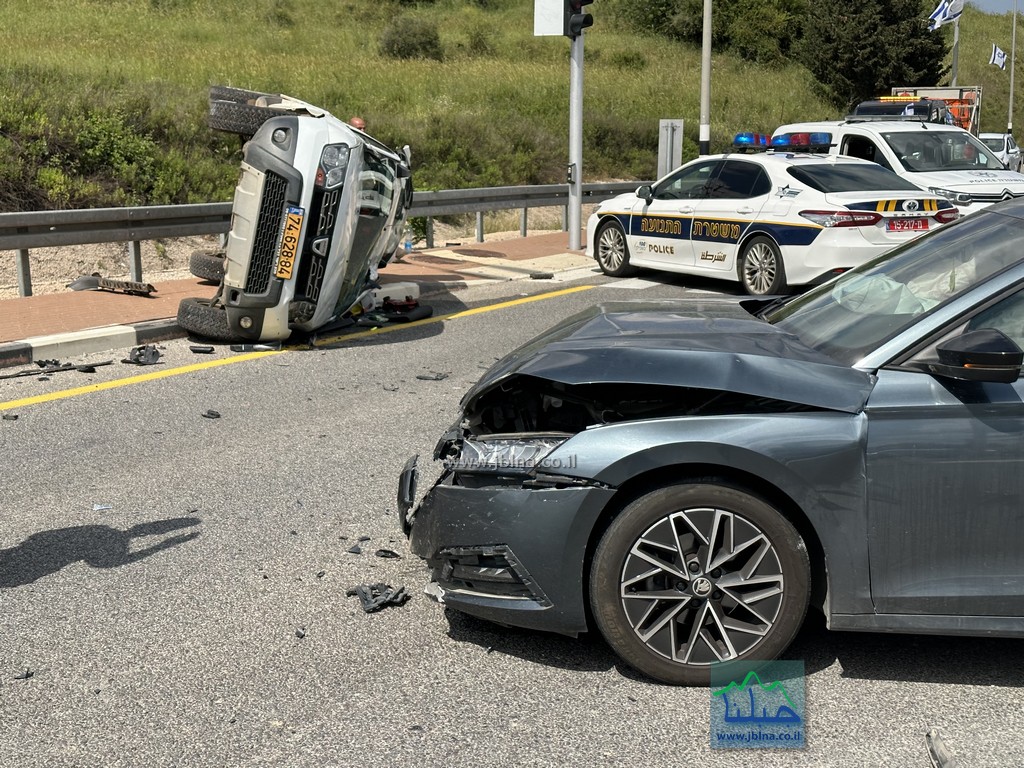 حادث طرق وانقلاب سيارة عند مفترق المنطقة الصناعية معلوت- صور وفيديو