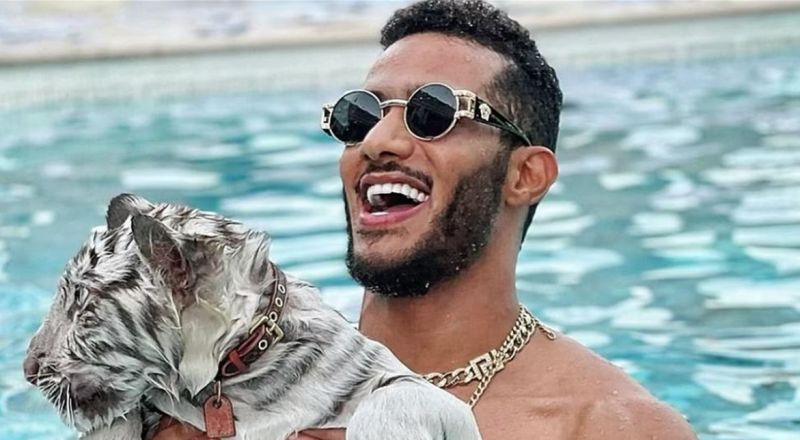 محمد رمضان يستعرض رزماً من الدولارات.. والجمهور: الناس مش عارفة تجيب أكل