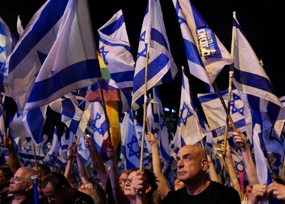 عشرات الالاف يتظاهرون ضد الإصلاح القضائي للأسبوع الرابع والعشرين