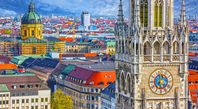 شهر عسل رومانسي جذاب للثنائي عند السياحة في ألمانيا