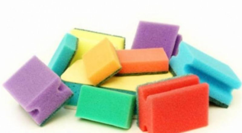 لماذا إسفنجة المطبخ تكون بألوان مختلفة.؟.. وماذا يعني كل لون؟