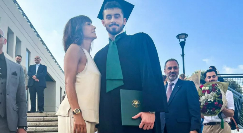 كاريس بشّار... أم فخورة بتخرج ابنها من الجامعة