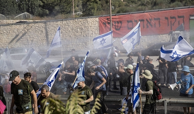 يوم التشويش: مظاهرات وإغلاق طرقات بإسرائيل رفضا لتقويض القضاء