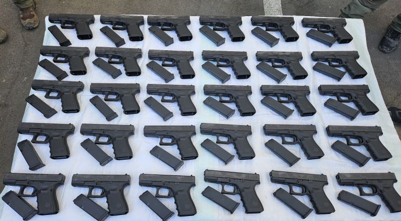 إحباط محاولة تهريب 30 مسدسًا جنوبي البلاد