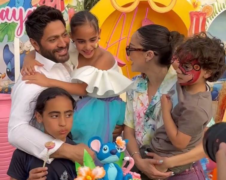 تامر حسني يشارك أولاده أول يوم دراسي