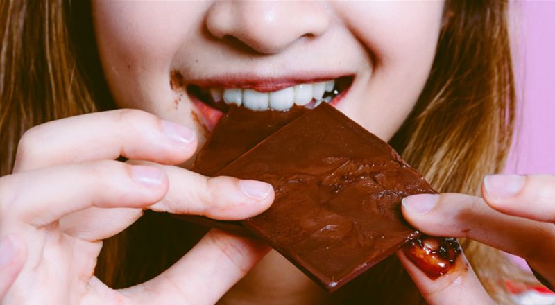 لهذا السبب تشتهين الشوكولاتة في أوقات معينة من الشهر