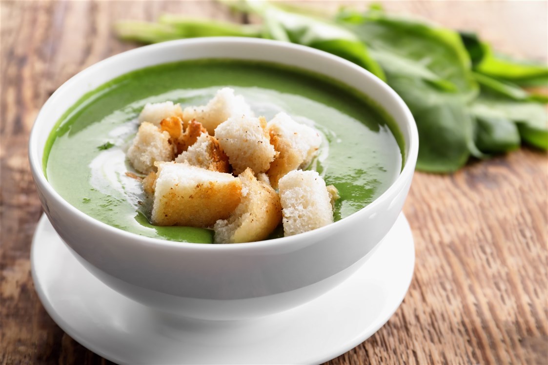 شوربة السبانخ طبق دافئ على المائدة... وجرعة من الفيتامينات!