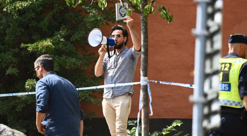 مجددًا اليوم: سلوان موميكا يحرق القرآن والشرطة السويدية تعتقل محتجين