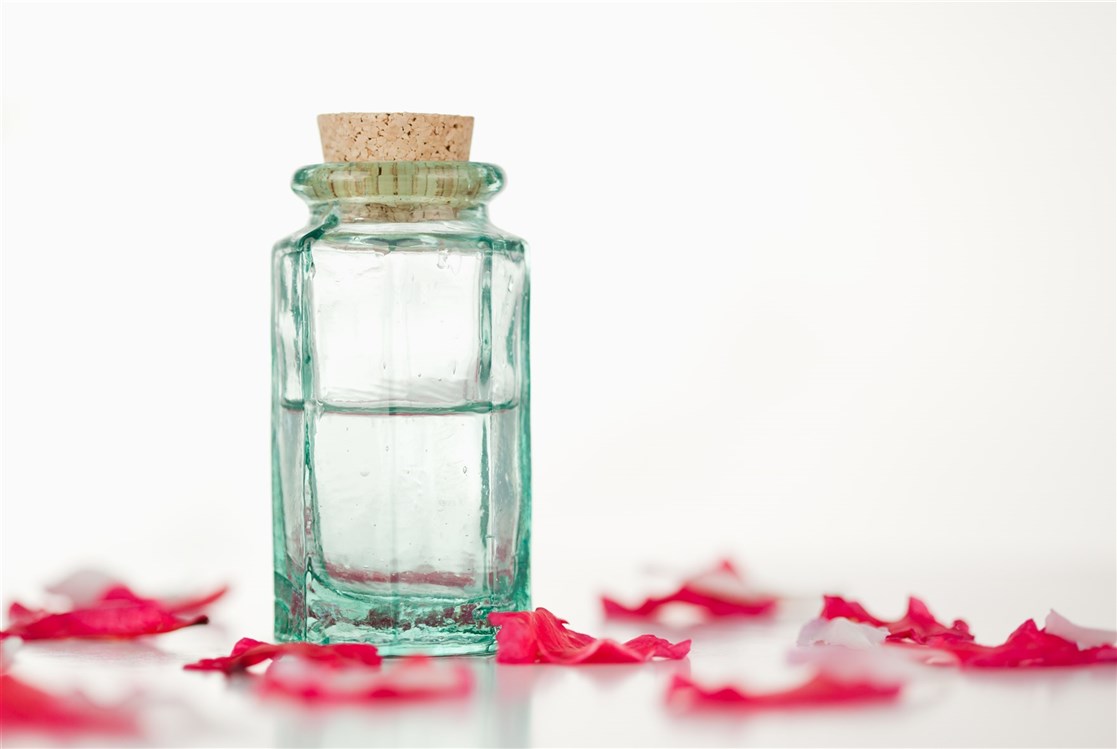 إحرصي على إستعمال ماء الورد للوجه قبل النوم... لهذه الأسباب!