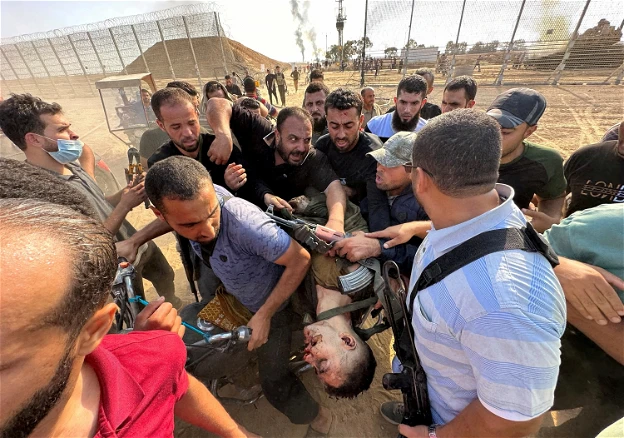 إعلام إسرائيلي: 100 قتيل إسرائيلي على الأقل وأكثر من 900 جريح