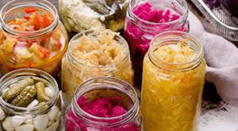 لهذه الأسباب... أكثروا من تناول الاطعمة المخمرة