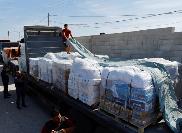 الطائرات الإسرائيلية تقصف مناطق عدّة في غزّة وبدء دخول المساعدات للقطاع عبر معبر رفح