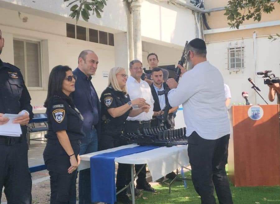 شرطة معلوت ترشيحا بالتعاون مع البلدية ووزير الامن القومي توزع اسلحة على مواطني معلوت 