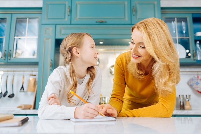 5 قواعد لمساعدة طفلك في أداء فروضه المدرسية