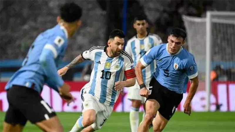 في وجود ميسي، أوروجواي تصعق الأرجنتين وتنهي سلسلة عدم الخسارة بتصفيات المونديال
