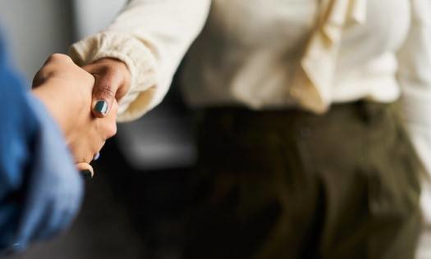 تعرّف على أسباب التعرّق المفرط لليدين وطرق إدارته