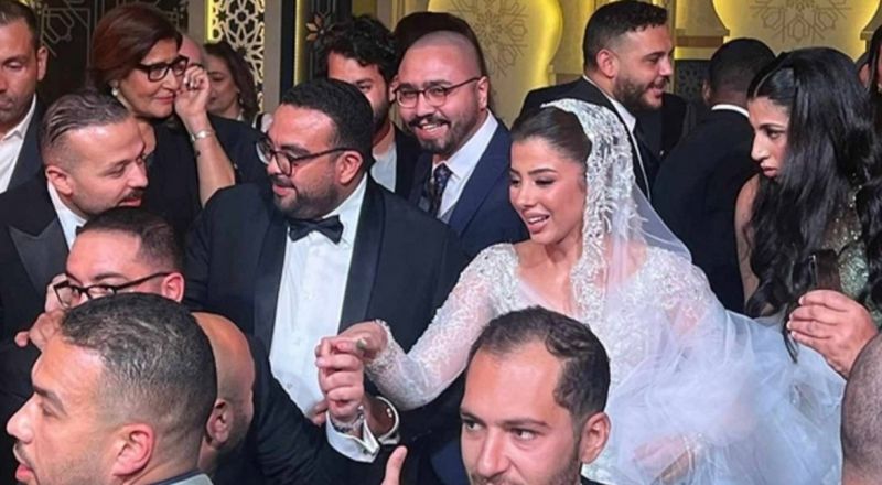 العريس أصيب بمرض نادر وشفي منه.. فنان شهير يحتفل بزفاف ابنه من إعلامية 